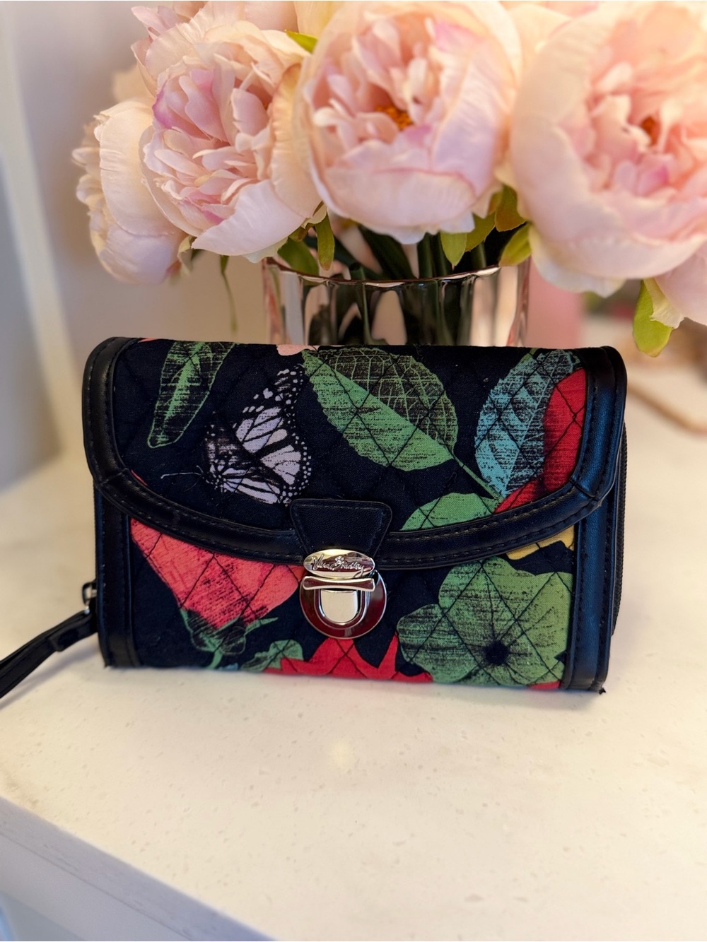 Vera Bradley Floral & Leaf Print Wristlet w Black Red and Green EUC 23 pockets